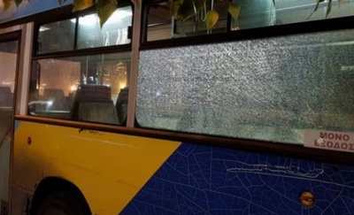 Νέες επιθέσεις σε λεωφορείο στη λεωφόρο Συγγρού και σε συρμό του ΗΣΑΠ στα Πετράλωνα