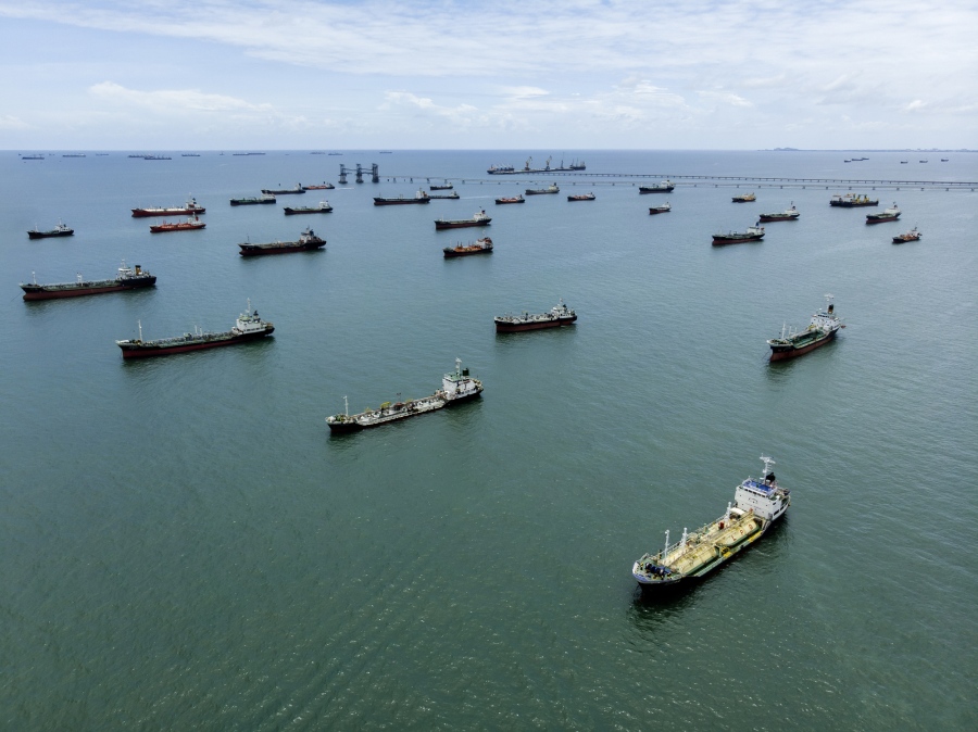 Financial Times: Οι διελεύσεις από το Στενό του Hormuz μειώθηκαν κατά 97% σε ένα μήνα