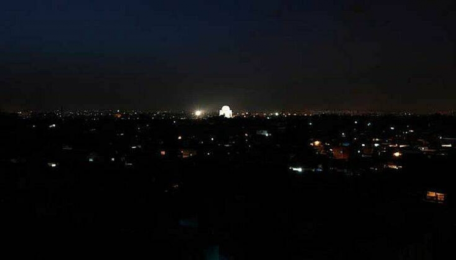 Μπλακάουτ βύθισε στο σκοτάδι στο Πακιστάν - Χωρίς ηλεκτροδότηση και τηλεπικοινωνίες βρίσκεται εδώ και 12 ώρες η μισή χώρα