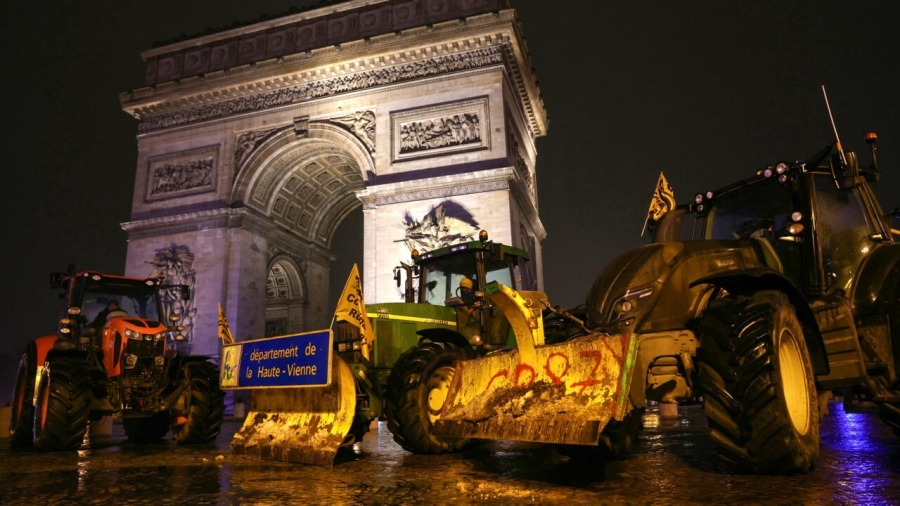 French farmers besiege Paris, anger over Mercosur deal – Tractors at the Eiffel Tower