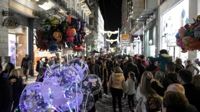 Εορταστικό ωράριο: Πώς θα λειτουργήσουν τα καταστήματα σε Αθήνα, Θεσσαλονίκη - Ποιες Κυριακές θα είναι ανοιχτά