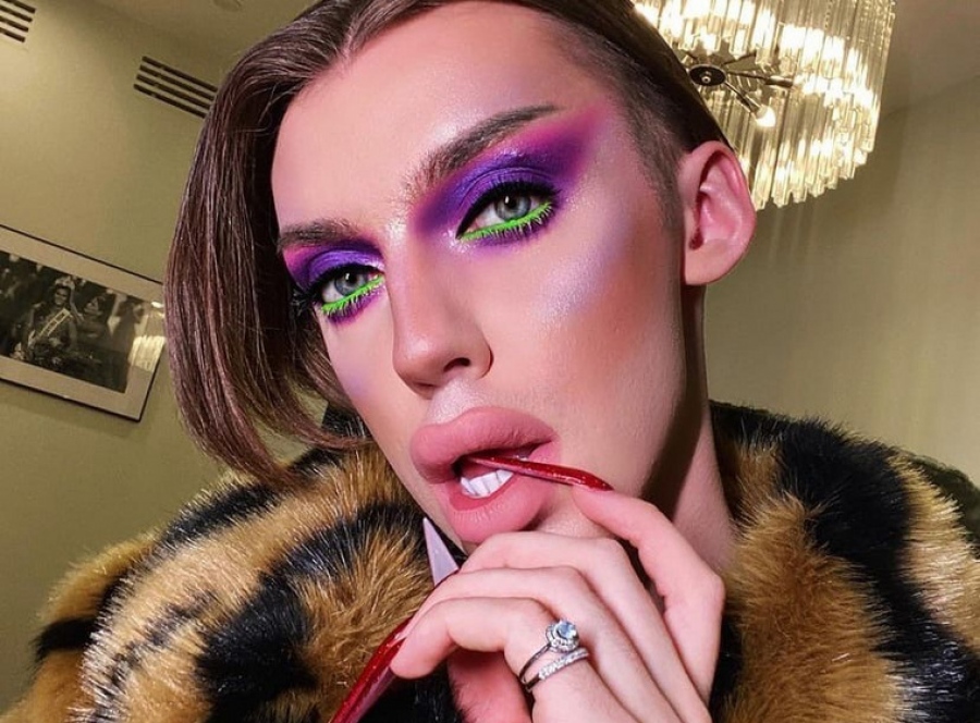 Έξαλλοι οι Ρώσοι με τις... ροζ φουστίτσες: Τρανς «βεβηλώνουν» τη Μονή Σρετένσκι στη Μόσχα