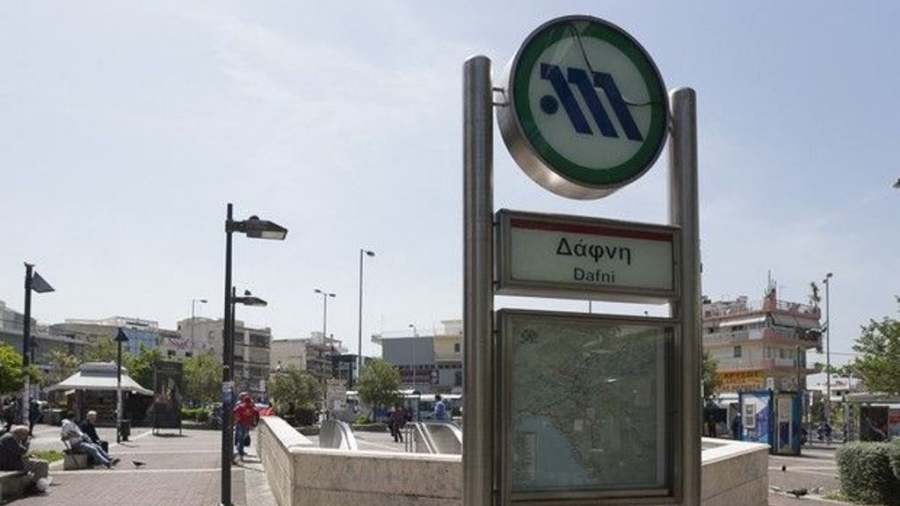 Άνδρας έπεσε στις γραμμές του Μετρό στη Δάφνη - Μετά τον απεγκλωβισμό του μεταφέρθηκε στο νοσοκομείο