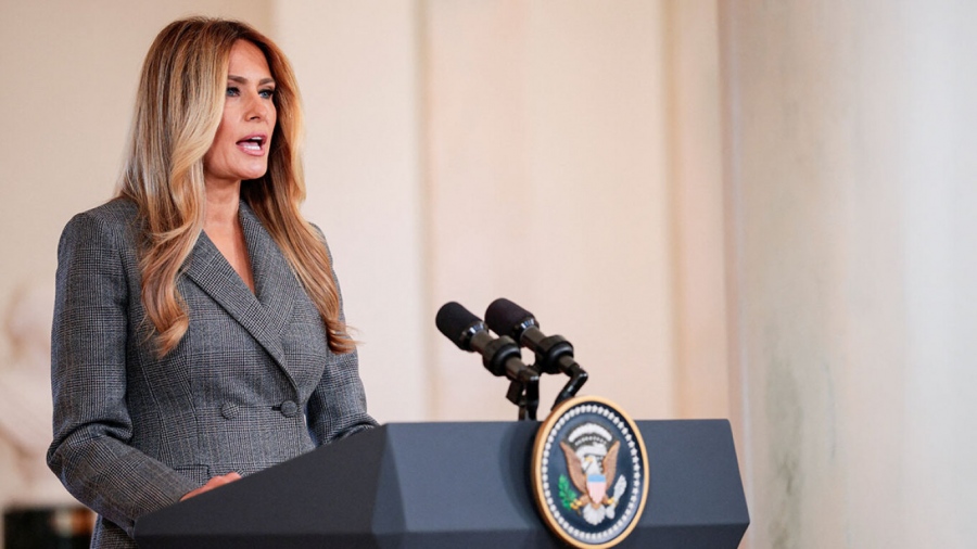 Άστραψε και βρόντηξε η Melania Trump για πρώτη φορά: Ελεεινά fake news με συνδέουν με τον Epstein - Ούτε θύμα του ήμουν, ούτε μας γνώρισε αυτός