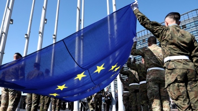 «Επικίνδυνο πείραμα» - Η Ευρώπη προτείνει στρατιωτική θητεία για τους μετανάστες