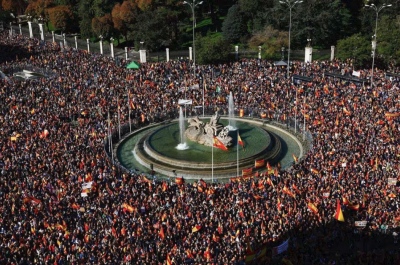 Μεγαλειώδης διαμαρτυρία 170.000 Ισπανών κατά του νόμου αμνηστίας 400 Καταλονών που συμμετείχαν στην εκστρατεία ανεξαρτησίας της Καταλονίας