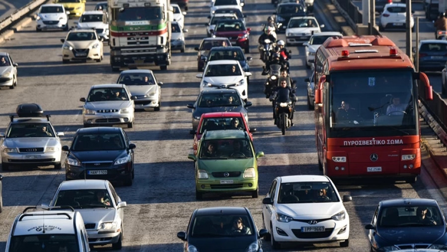 Ξεκίνησε η μεγάλη έξοδος των εκδρομέων για το Πάσχα: Μποτιλιάρισμα σε εθνικές και Αττική Οδό