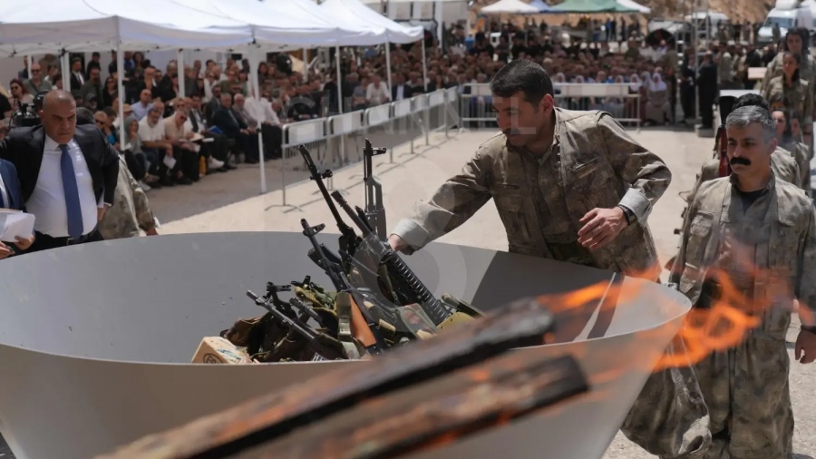 Οι Κούρδοι ζουν τη δική τους... Βάρκιζα - Ξεκίνησε η παράδοση των όπλων του PKK στη Συρία (vid)