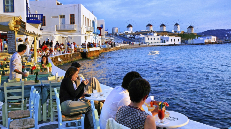 Νέο μπλόκο στην Ελλάδα από Βρετανία για τον τουρισμό - Εκτός πράσινης λίστας και η Πορτογαλία