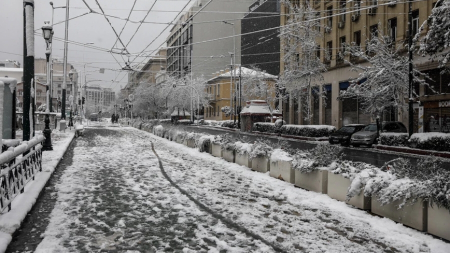 Χιόνια στην Αττική: Ποιοι δρόμοι έχουν κλείσει