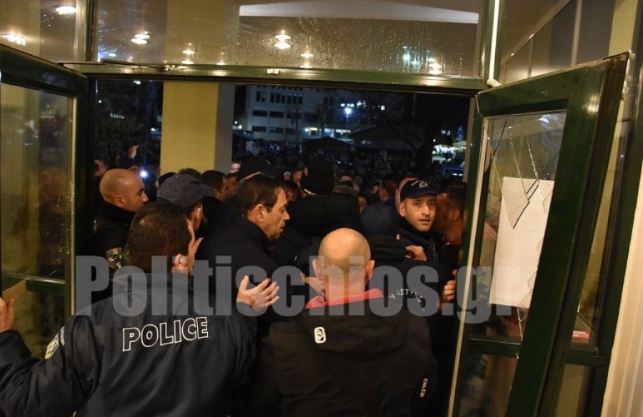 Επεισόδια στη Χίο κατά νέας δομής προσφύγων - Προπηλάκισαν τον Μηταράκη