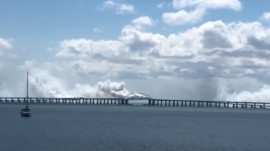 Βίντεο - αποκάλυψη από την ουκρανική επίθεση με drone που έπληξε τη γέφυρα της Κριμαίας - Η στιγμή της ισχυρής έκρηξης