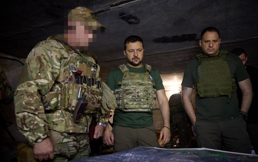 Απρόσμενη επίσκεψη Zelensky στις ουκρανικές δυνάμεις στο Donetsk