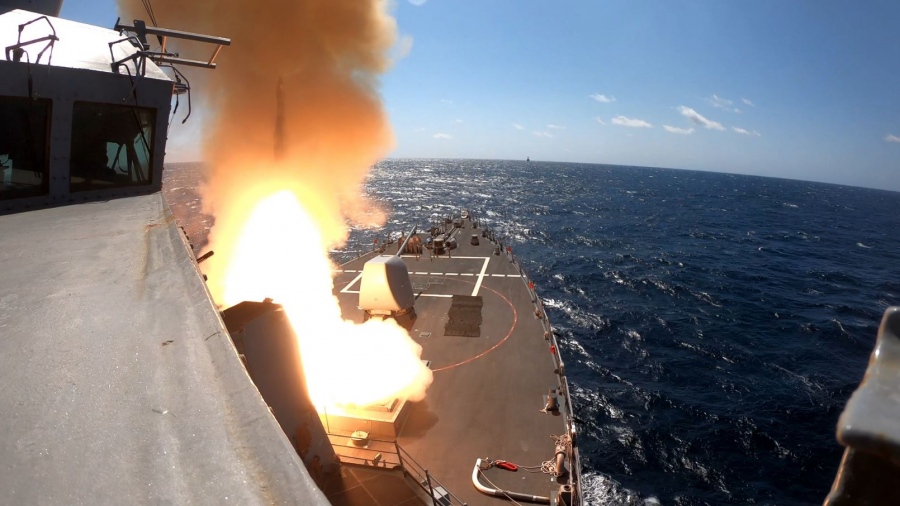 Ερυθρά Θάλασσα: Στο στόχαστρο των Houthis το αντιτορπιλικό των ΗΠΑ USS Carney και δύο ακόμη εμπορικά πλοία
