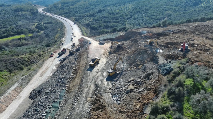 Συνεχίζονται αδιάκοπα οι εργασίες στην Ιόνια Οδό - Απομακρύνονται τόνοι χώματος, σε δύο μήνες οριστική λύση