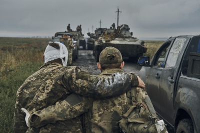 Οι Ουκρανοί αφήνουν πίσω τα πτώματα… των ξένων μισθοφόρων – Τους θάβουν οι Ρώσοι