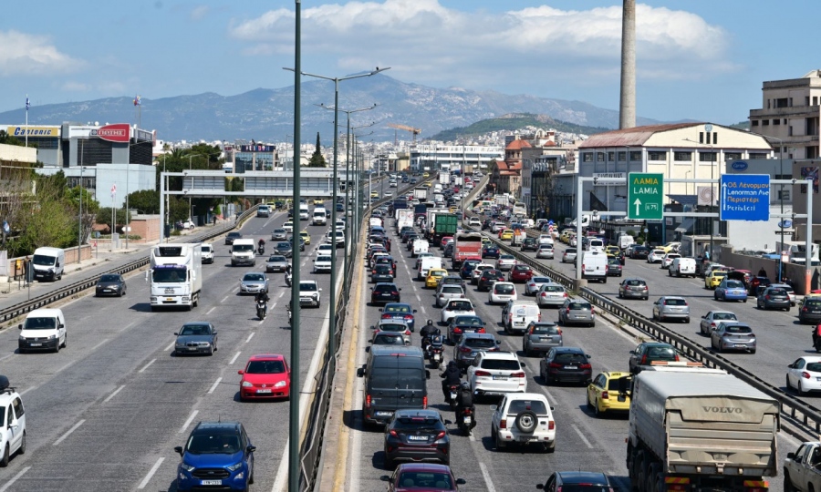 Κατά κύματα η έξοδος των Ελλήνων για παραδοσιακό Πάσχα σε χωριά και νησιά -  Γεμάτα πλοία, «ασφυξία» στην Αττική Οδό
