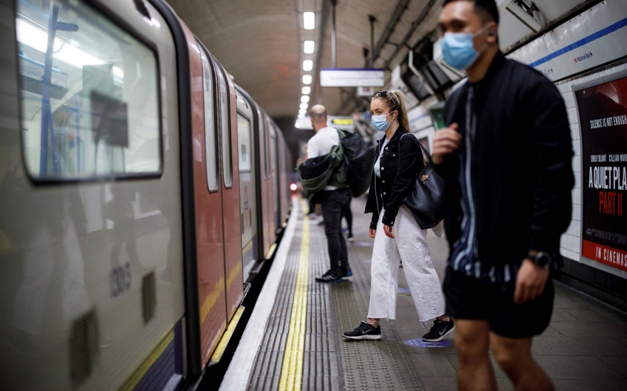 Ανοίγει στις 19/7 η Αγγλία αλλά η μάσκα παραμένει στα μέσα μεταφοράς