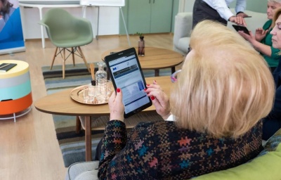 «Τεχνολογία για Όλους» από την COSMOTE: Νέα τμήματα εκμάθησης ψηφιακών μέσων για άτομα μεγαλύτερης ηλικίας