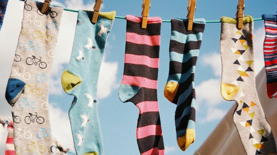 Ερευνήτρια αποκαλύπτει το πιο κοινό λάθος που κάνουμε όταν πλένουμε κάλτσες