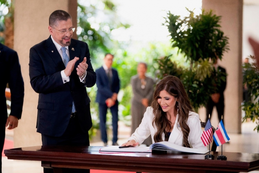 Συνεχίζονται τα καραβάνια απελάσεων - Η Κόστα Ρίκα γίνεται η 11η χώρα που προσκυνάει Trump και δέχεται λαθρομετανάστες από τις ΗΠΑ