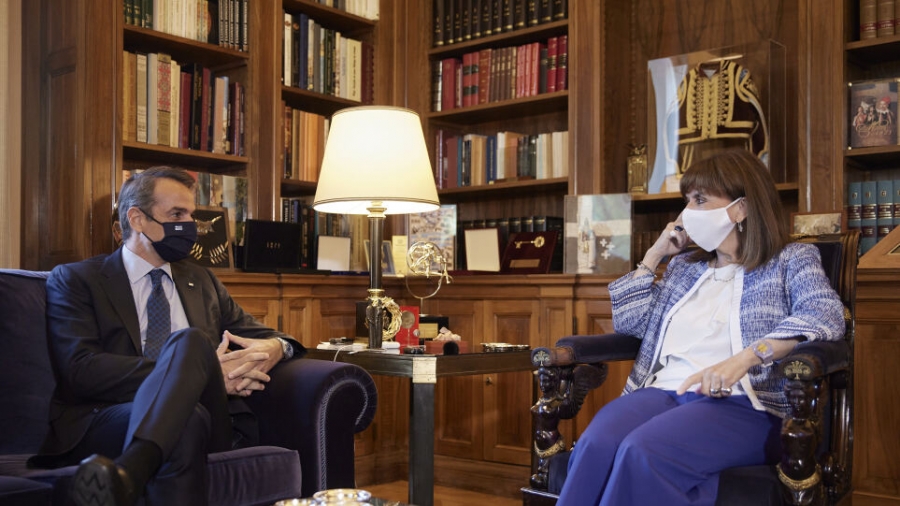 Στην Πρόεδρο της Δημοκρατίας ο Κ. Μητσοτάκης – Ενημερώνει για Ουκρανία, ακρίβεια