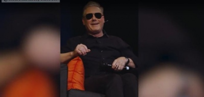 Μήνυμα ελήφθη: Ο Βρετανός πρωθυπουργός τρολάρει τον... Macron για τα γυαλιά ηλίου του