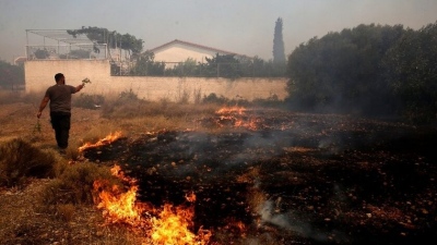 Φωτιά στο Λουτράκι: Κλειστή η εθνική οδός Αθηνών-Κορίνθου