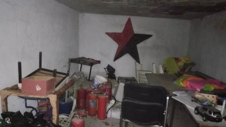 Κοντάρια, πυροσβεστήρες και κράνη βρέθηκαν στην Έπαυλη Κουβέλου στο Μαρούσι σε αστυνομική επιχείρηση