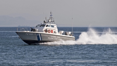 Σε ετοιμότητα πλωτά του λιμενικού και ιδιωτικά σκάφη για τις φωτιές σε Κουβαρά και Λουτράκι