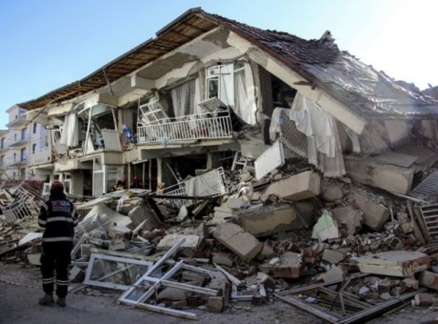 Σεισμός 5,7 Ρίχτερ στην Τουρκία - 9 νεκροί και δεκάδες εγκλωβισμένοι, κατέρρευσαν κτίρια