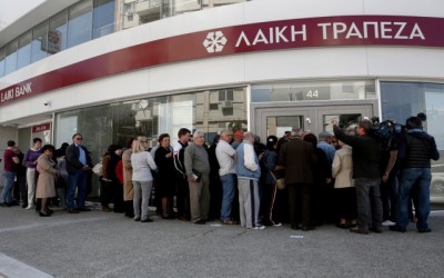 Κύπρος: Έλληνες καταθέτες διεκδικούν αποζημιώσεις για το «κούρεμα» του 2013