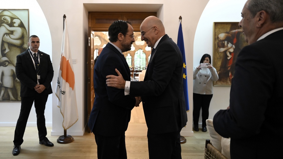 Δένδιας από Κύπρο: Είμαστε συνολικά και απολύτως στη διάθεση σας