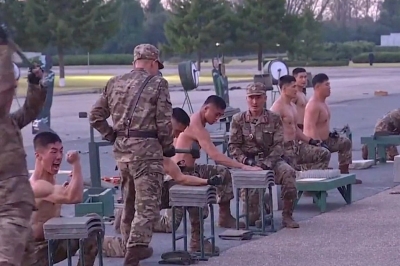 Βόρεια Κορέα: Στρατιώτες σπάνε τούβλα και ξαπλώνουν σε σπασμένα γυαλιά σε επίδειξη ισχύος