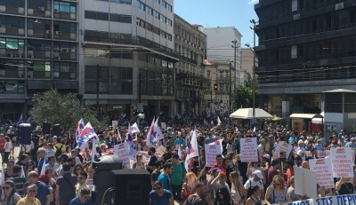 Στους δρόμους οι πολίτες σε Αθήνα και Θεσσαλονίκη - Μικροεπεισόδια στη συγκέντρωση ΓΣΕΕ και ΑΔΕΔΥ