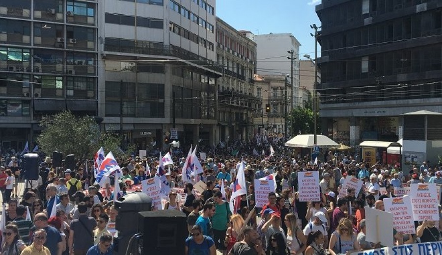 Στους δρόμους οι πολίτες σε Αθήνα και Θεσσαλονίκη - Μικροεπεισόδια στη συγκέντρωση ΓΣΕΕ και ΑΔΕΔΥ