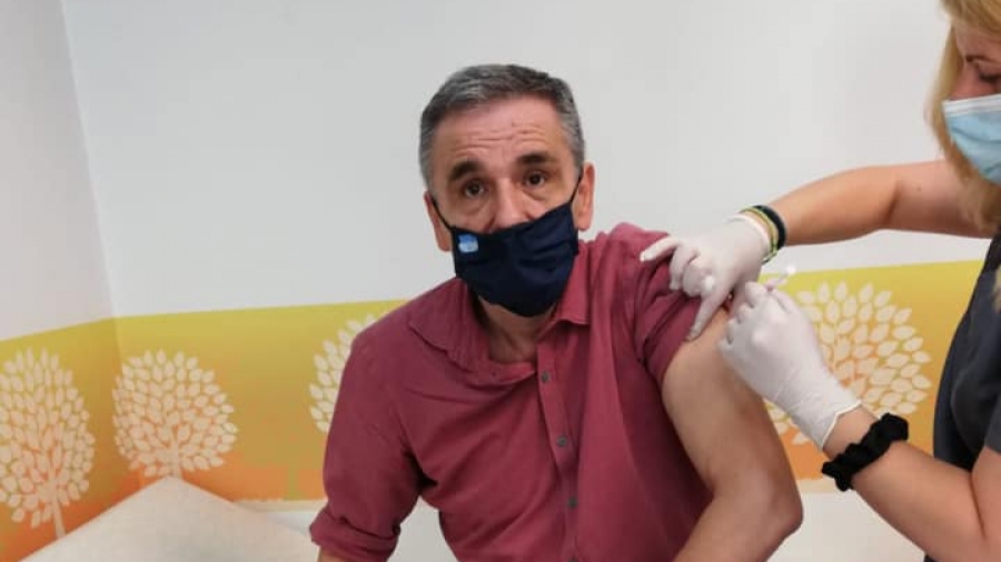 Ο Τσακαλώτος έκανε το εμβόλιο της AstraZeneca - Η... μπηχτή σε Μητσοτάκη για το ξεκούμπωτο πουκάμισο