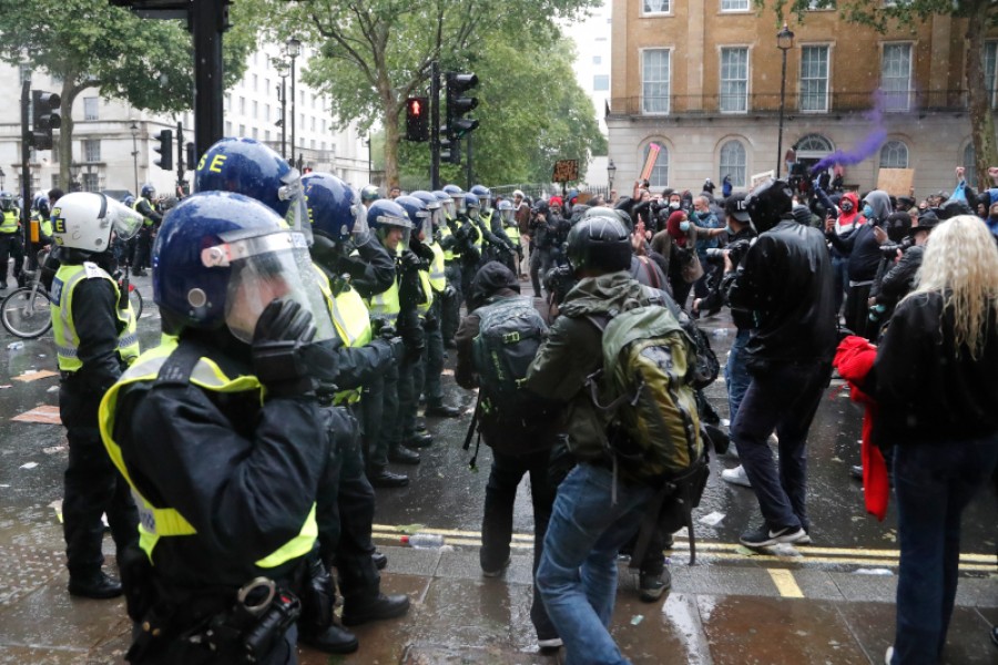 BBC: Δεκάδες τραυματίες στη διαδήλωση κατά των μέτρων για τον covid στο Λονδίνο