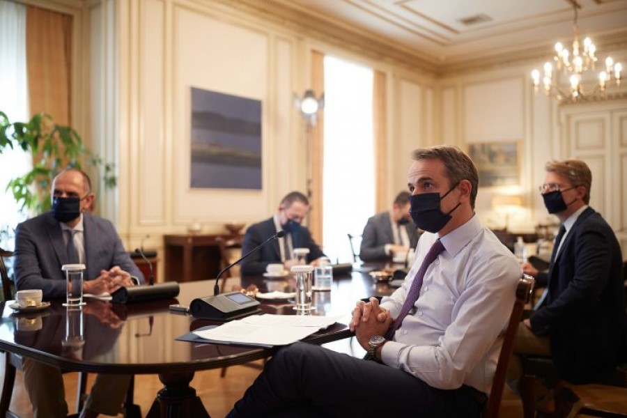 Κρίσιμη τηλεδιάσκεψη υπό τον πρωθυπουργό για τον κορωνοϊό στις 10/8 – Ποια μέτρα εξετάζονται για τον περιορισμό της εξάπλωσης