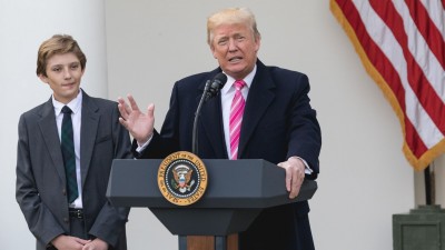 ΗΠΑ: Με κορωνοϊό ο γιος του Trump, Barron - Σε αναβρασμό ο Λευκός Οίκος