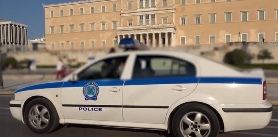 Περιπολικά της ΕΛΑΣ διασχίζουν τους δρόμους με μήνυμα για την αποφυγή συνωστισμού
