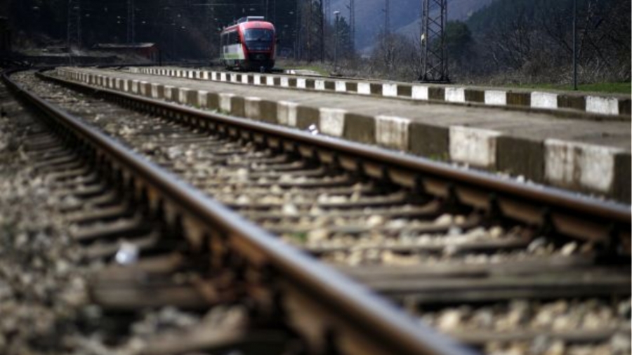 Βρετανία: Λιώνουν διάδρομοι, λυγίζουν ράγες σιδηροδρόμου εξαιτίας του ιστορικού καύσωνα