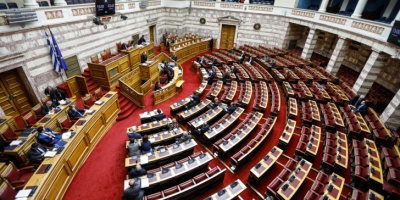 Κυρώθηκε η ΠΝΠ που αύξησε το κοινωνικό μέρισμα του 2019 - Με αντιδράσεις ψηφίστηκε η τροπολογία για τη ΛΑΡΚΟ