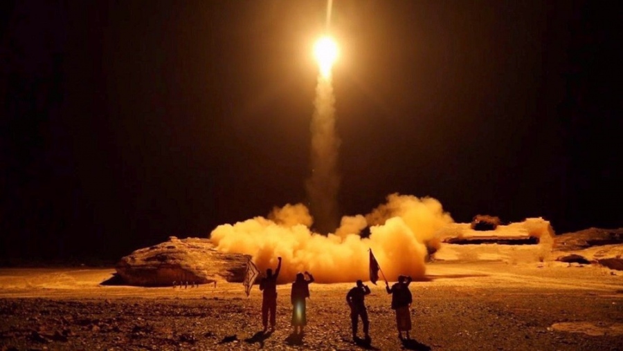 Σε κλοιό το Ισραήλ: Οι Houthi έπληξαν στόχους με βαλλιστικούς πυραύλους στο νότο