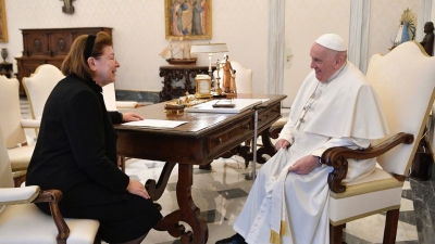 Δεκτή από τον Πάπα Φραγκίσκο στο Βατικανό η Μενδώνη - Ευχαριστήρια επιστολή Μητσοτάκη για τη δωρεά των τριών θραυσμάτων του Παρθενώνα