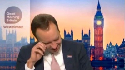 Βρετανία - Κορωνοϊός: Δάκρυσε μετά τον πρώτο εμβολιασμό ο υπουργός Υγείας