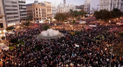 Οργή στην Ισπανία - Μεγάλη διαδήλωση στη Βαλένθια για τον ένα χρόνο από τις φονικές πλημμύρες με τους 229 νεκρούς