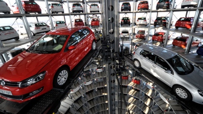 Η Κίνα «πνίγει» την ευρωπαϊκή αυτοκινητοβιομηχανία - Κατάρρευση παραγωγής, μαζικές απολύσεις και αποβιομηχάνιση στη Γερμανία