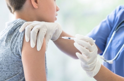 Γιατί το Ηνωμένο Βασίλειο δεν συστήνει τον εμβολιασμό παιδιών 5 – 11 ετών εν αντιθέσει με την Ελλάδα