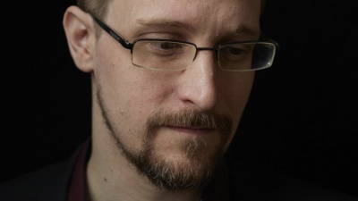 ΗΠΑ κατά Snowden: Τον μηνύουν και διεκδικούν όλα τα έσοδα από το βιβλίο του
